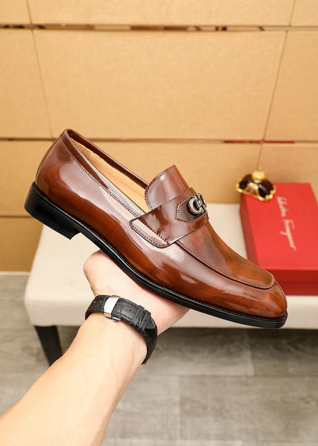 Men's shoes💰460💰 Product trademark: Ferragamo "Ferragamo" casual leather shoes Regular size: 38-44 (45🉑️customized) Product materials: Selected imported first-layer open-edge beaded cowhide leather upper + luxury hardware buckle, imported water-dyed cowhide leather lining. Strong three-dimensional visual effect, original outsole color: 1⃣️color optional